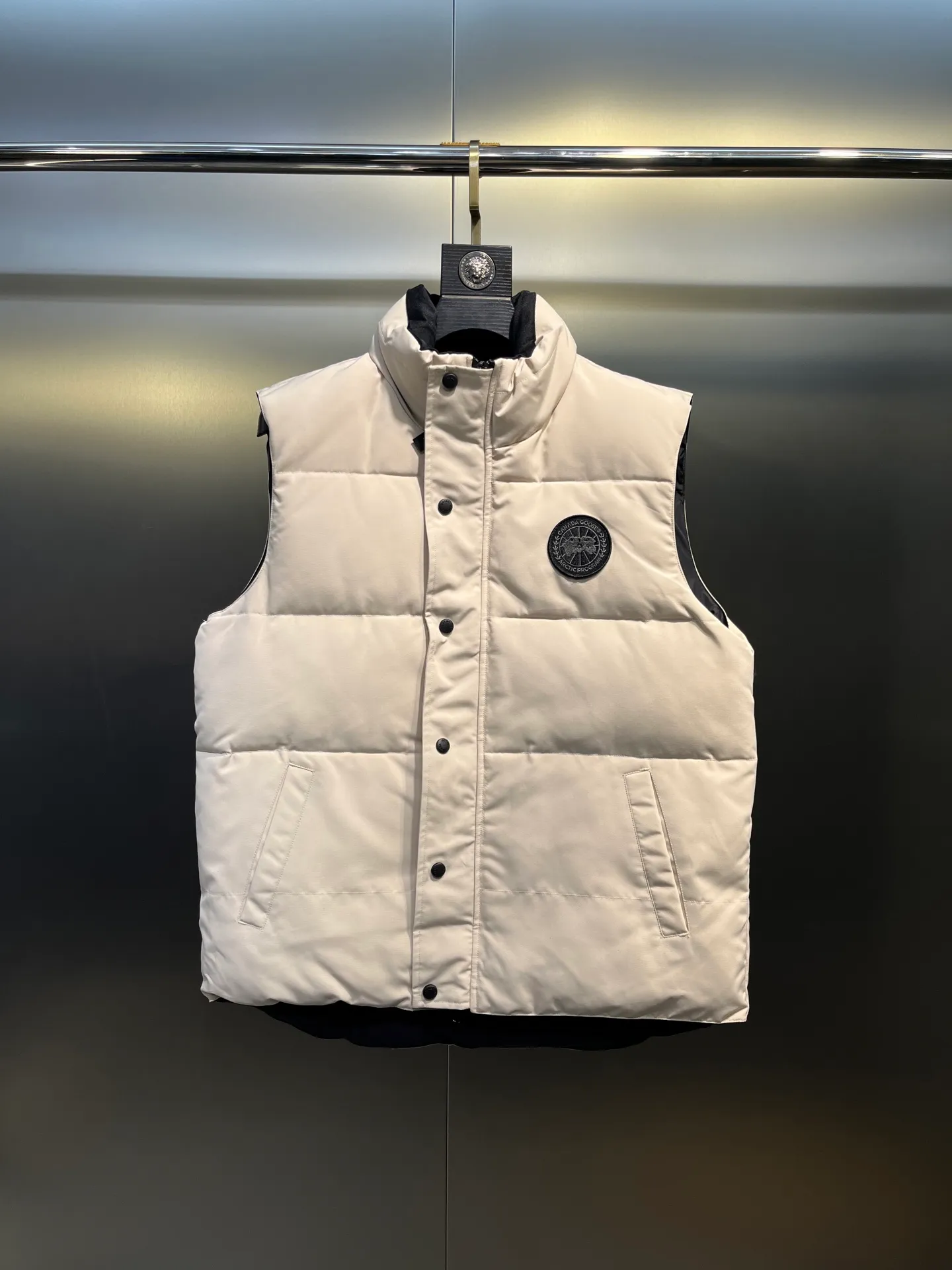P380 🇨🇦Canada Goose""🇨🇦🌟 Garson down vest has always been recognized as the warmest down jacket. Various Instagram celebrities, Internet celebrities, and celebrities often wear it for street photos. I make Canada Goose every year, but I still can't get rid of my love for it. No matter how cold the days are, there is no need to be afraid, because there is! Filled with 90% white duck down, it is the legendary warmest down jacket and is known as a must-have for Arctic outdoor sports! The most popular down jacket in the world, celebrities are rushing to buy it, it is a must-have!  Size: XS to 2XL